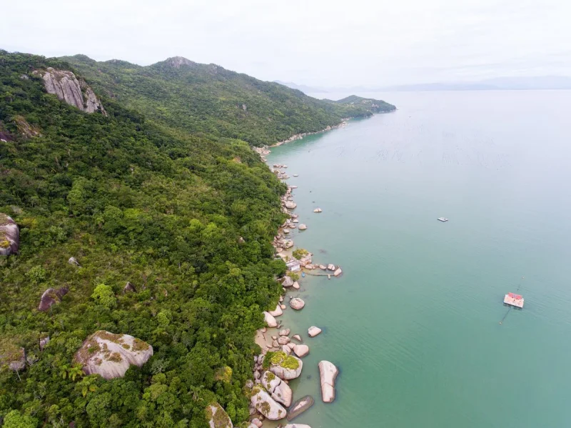 Vista do Morro do Macaco e de Canto Grande — Mar de Fora. Fotografia de acervo de 2018.
