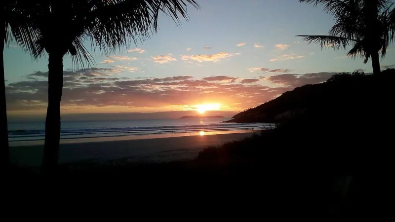 Amanhecer na Praia da Conceição, em Bombinhas. Fotografia de acervo de 2019.