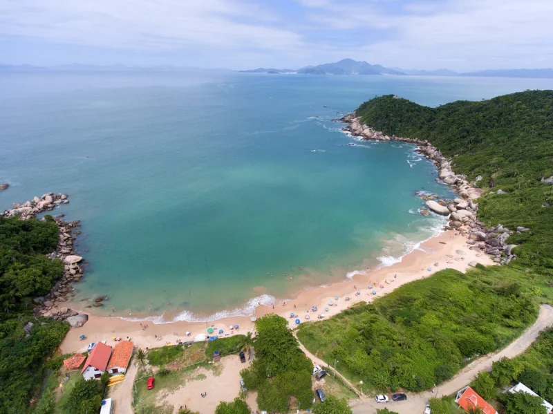Vista da Praia da Tainha, em Bombinhas. Fotografia de acervo de 2018.