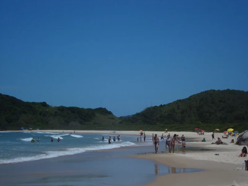 Vista da Praia de Zimbros, em Bombinhas. Fotografia de acervo de 2008.