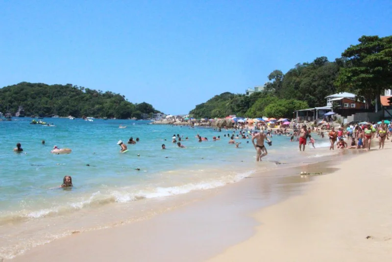 Vista da Praia Embrulho, em Bombinhas. Imagem do acervo oficial de turismo.