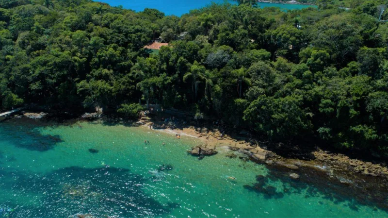 Vista da Praia Miséria, em Bombinhas. Imagem do acervo oficial de turismo.