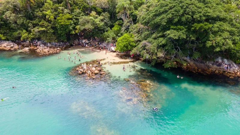 Vista da Praia Biguá, em Bombinhas. Imagem do acervo oficial de turismo.