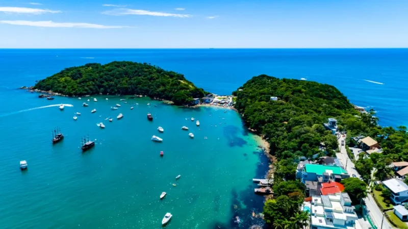 Vista da Praia Cachalote, em Bombinhas. Imagem do acervo oficial de turismo.