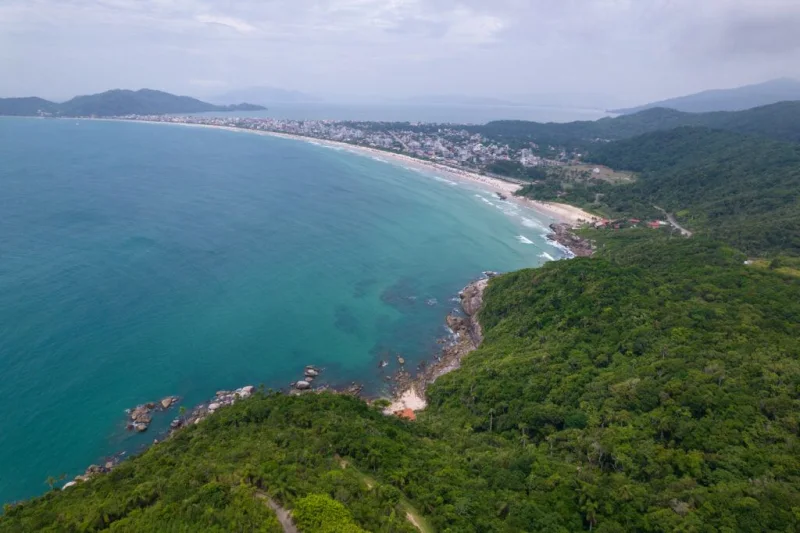 Vista da Praia Caeté, em Bombinhas. Imagem do acervo oficial de turismo.