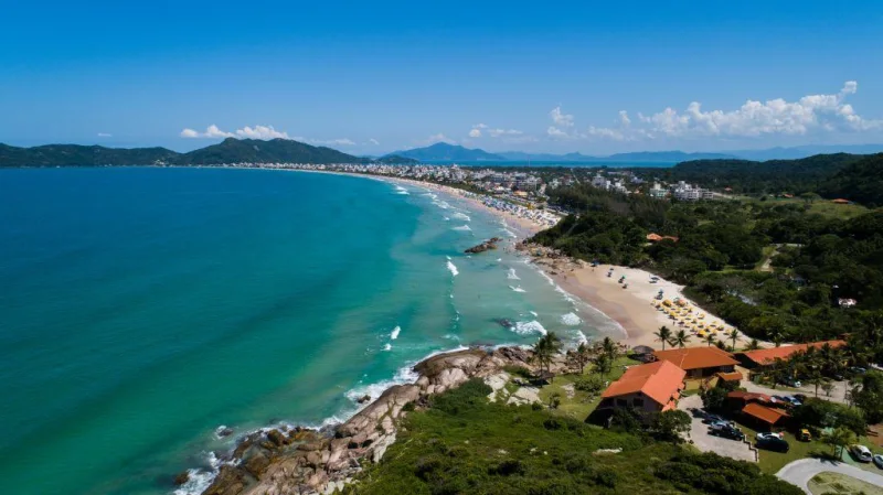 Vista da Praia Prainha do Mariscal, em Bombinhas. Imagem do acervo oficial de turismo.
