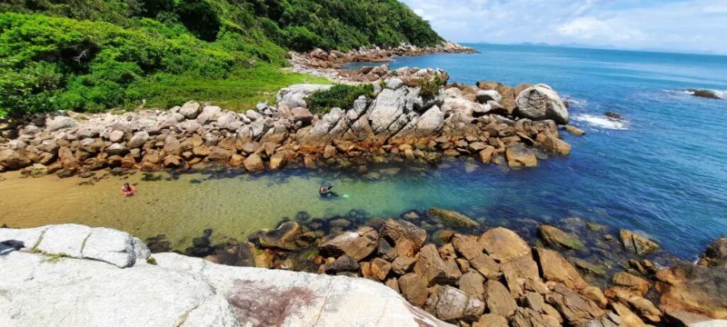 Vista da Praia Macuco, em Bombinhas. Imagem do acervo oficial de turismo.