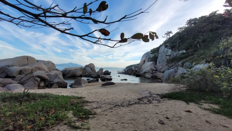 Vista da Praia Buraco Quadrado, em Bombinhas. Imagem do acervo oficial de turismo.