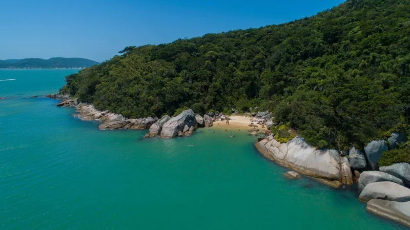Vista da Praia Cação, em Bombinhas. Imagem do acervo oficial de turismo.