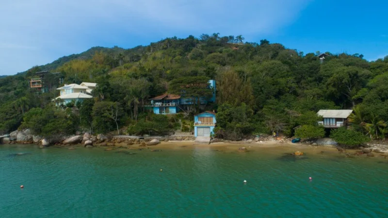 Vista da Praia Porto da Vó, em Bombinhas. Imagem do acervo oficial de turismo.