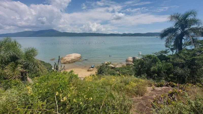 Vista da Praia D'Aguada, em Bombinhas. Imagem do acervo oficial de turismo.