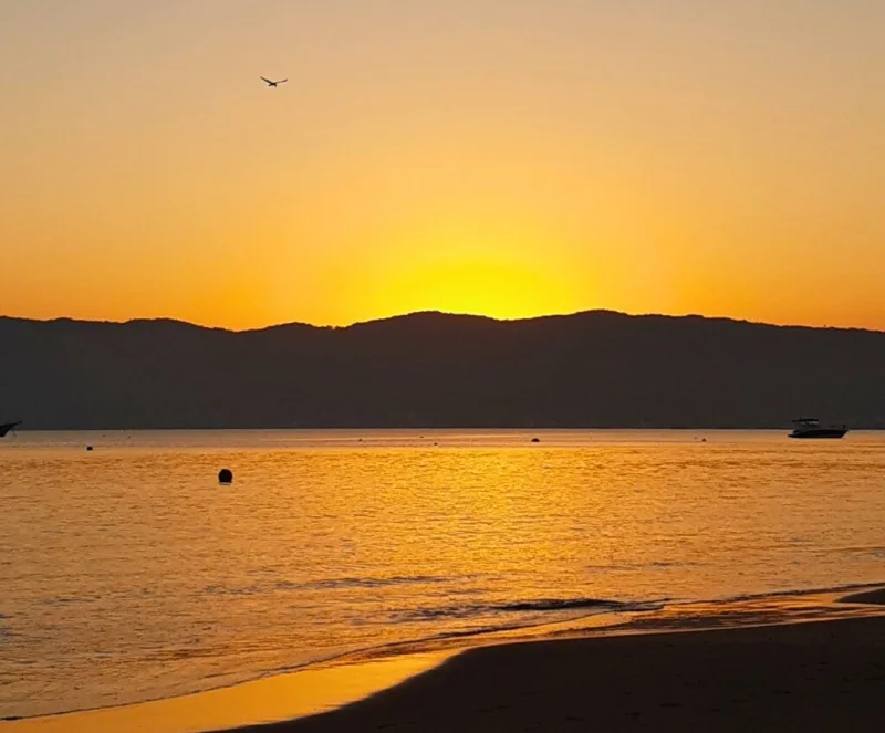 Vista da Praia Morrinhos, em Bombinhas. Imagem do acervo oficial de turismo.