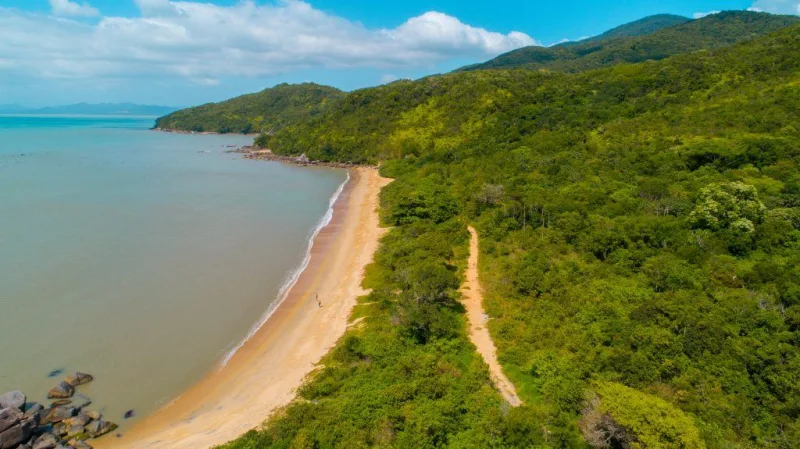 Vista da Praia Cardoso, em Bombinhas. Imagem do acervo oficial de turismo.