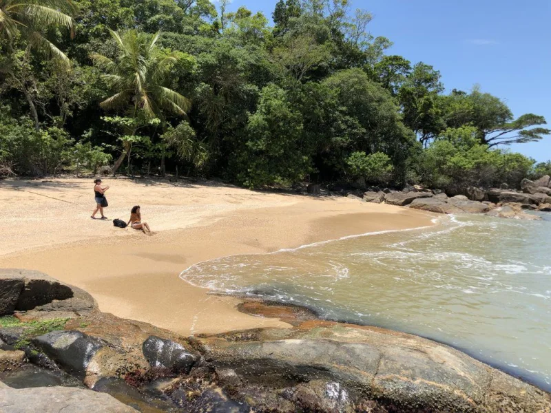 Vista da Praia Lau / Hermínio, em Bombinhas. Imagem do acervo oficial de turismo.