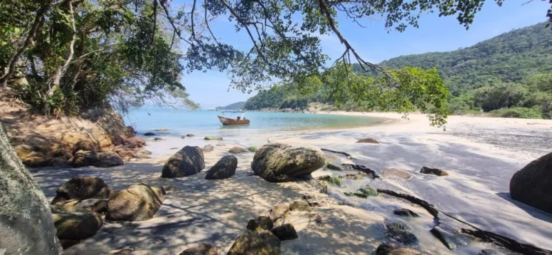 Vista da Praia Triste, em Bombinhas. Imagem do acervo oficial de turismo.