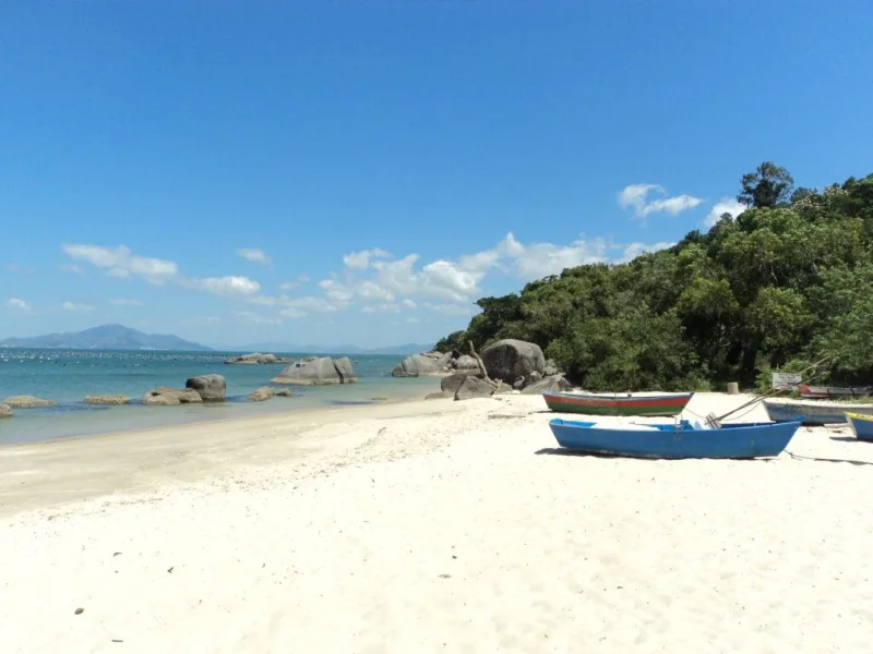 Vista da Praia Praia do Cantinho, em Bombinhas. Imagem do acervo oficial de turismo.