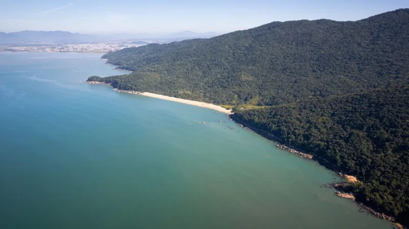 Vista da Praia Vermelha, em Bombinhas. Imagem do acervo oficial de turismo.