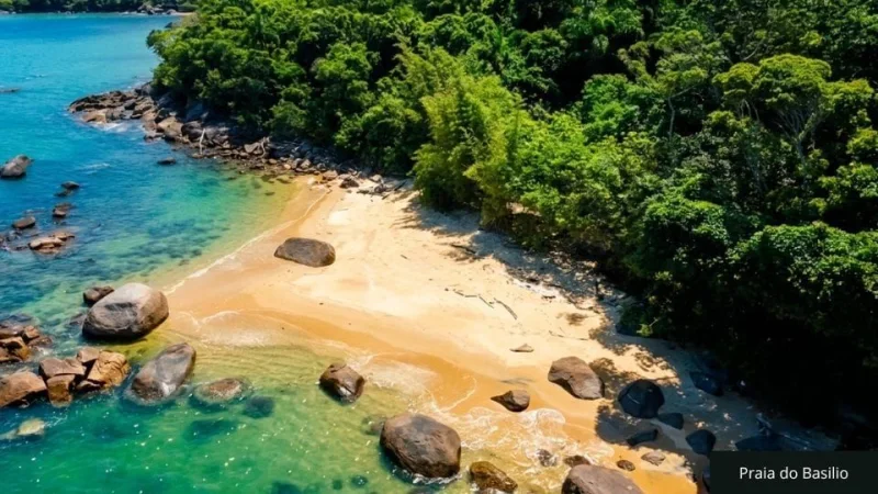Vista da Praia Basílio, em Bombinhas. Imagem de acervo local referenciado.