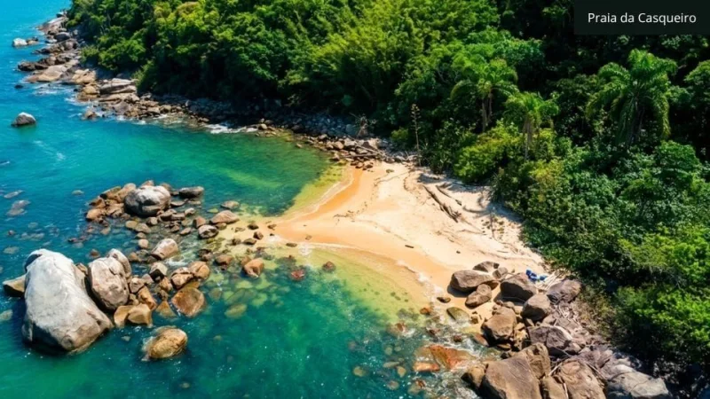 Vista da Praia Casqueiro, em Bombinhas. Imagem de acervo local referenciado.