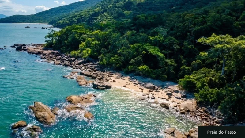 Vista da Praia Pasto, em Bombinhas. Imagem de acervo local referenciado.