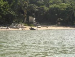 Vista da Praia Mauri, em Bombinhas. Imagem de acervo local referenciado.