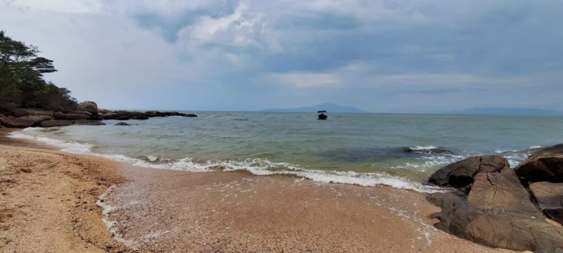 Vista da Praia Santa, em Bombinhas. Imagem de acervo local referenciado.