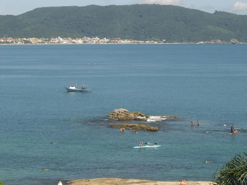 Vista do mar a partir da Praia da Sepultura, com rochas próximas à água. Acervo de 2008; não mostra as condições atuais.