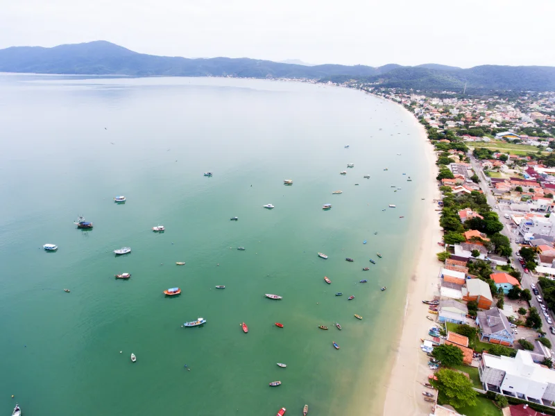 Vista aérea do Mar de Dentro de Canto Grande, com barcos na baía. Acervo de 2018.