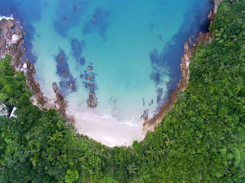 Vista da Praia do Ribeiro, em Bombinhas. Fotografia de acervo de 2018.